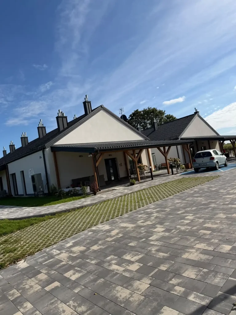 Dwa budynki mieszkań wspomaganych w Kraszewie Gaczułty z parkingiem i trawnikiem